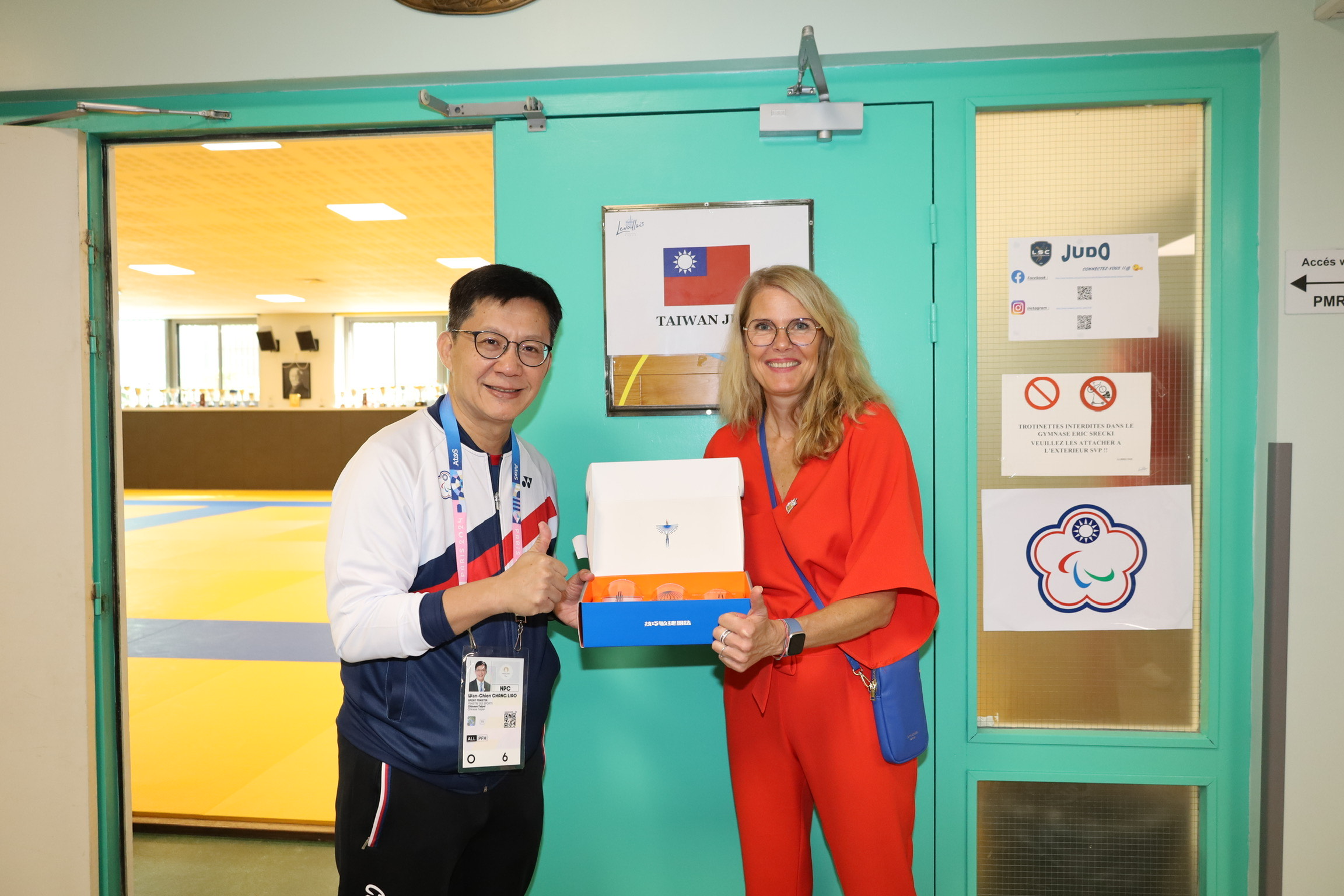 (圖)Political Deputy Minister of Education Chang Liao Wan-Chien (left), presented a Formosan blue magpie gift to Ms. Patricia Nodari, a senior official from the sports department of Levallois-Perret.